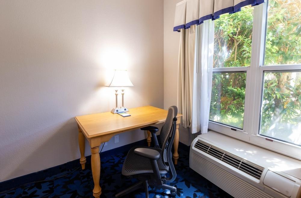 Hampton Inn & Suites Jacksonville Deerwood Park photo 4