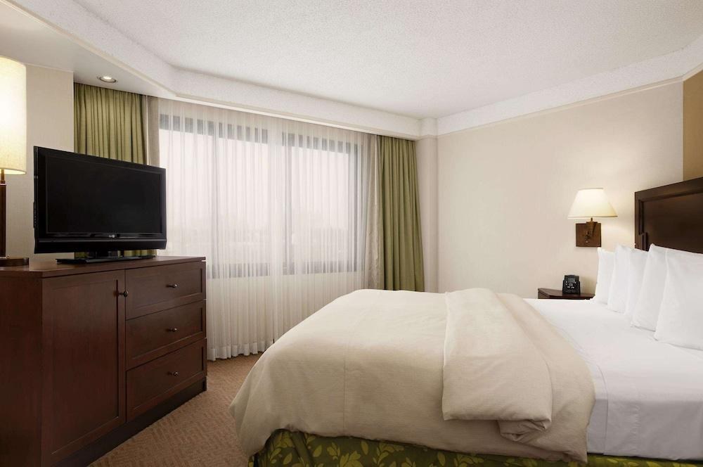 Embassy Suites by Hilton Kansas City Overland Park photo 2