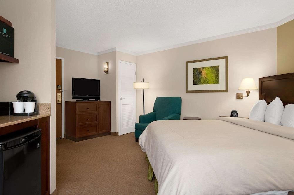 Embassy Suites by Hilton Kansas City Overland Park photo 3
