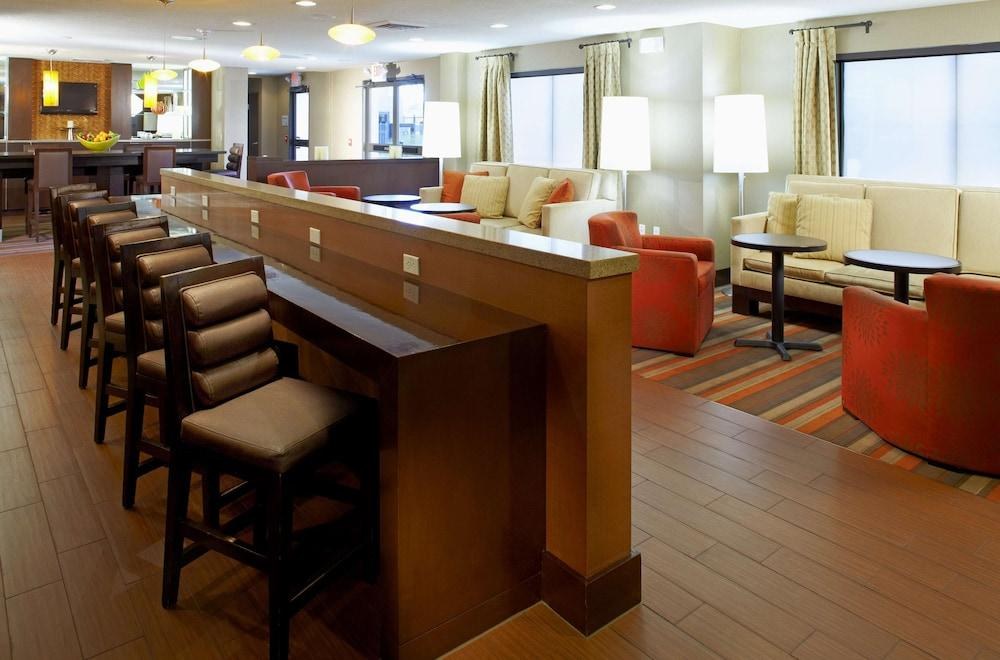 Hampton Inn Phoenix-Biltmore photo 2
