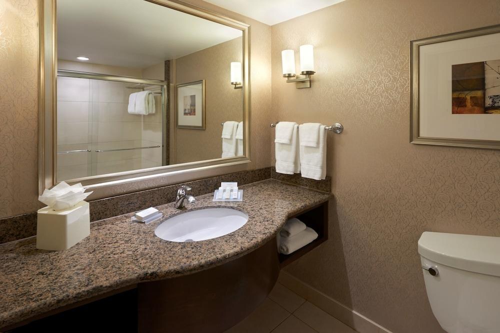 Revery Toronto Downtown, Curio Collection by Hilton photo 2