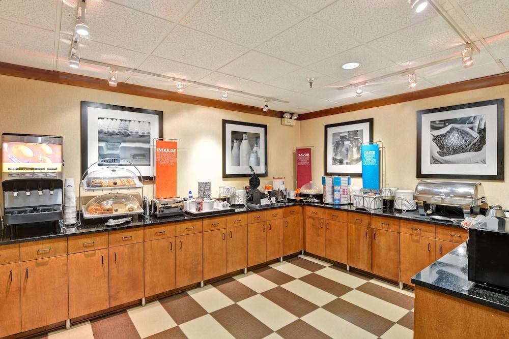 Hampton Inn Memphis-Poplar photo 2