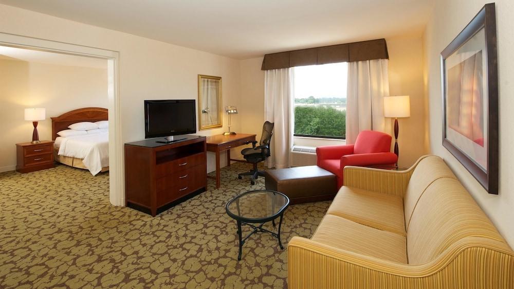 Hilton Garden Inn Virginia Beach Town Center photo 2
