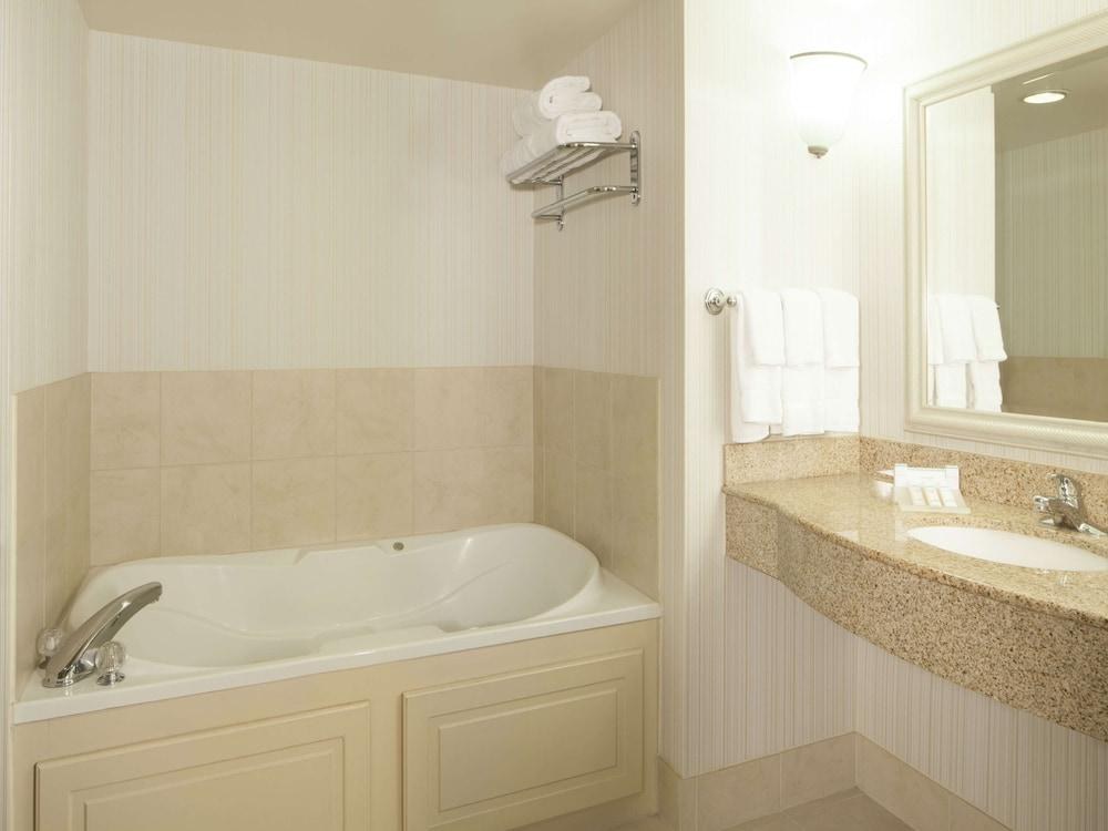 Hilton Garden Inn Virginia Beach Town Center photo 4