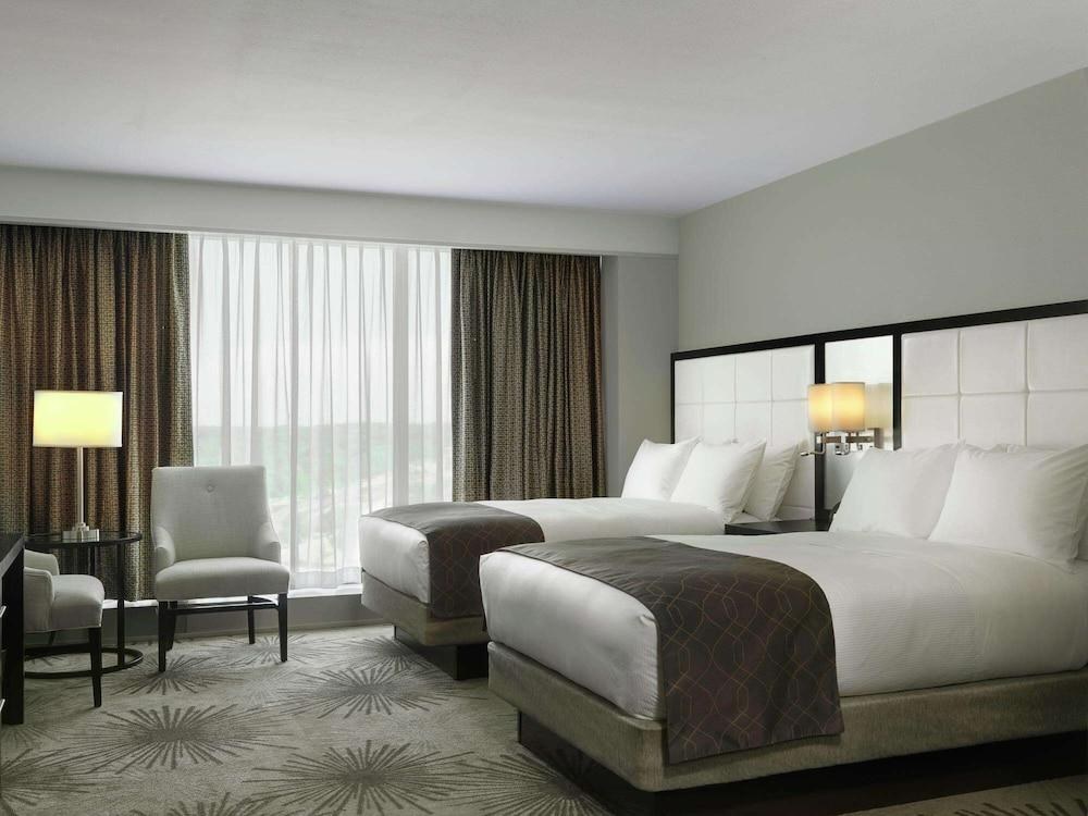 DoubleTree by Hilton Cedar Rapids Convention Complex photo 2