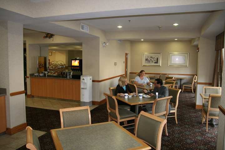 La Quinta Inn & Suites by Wyndham St Louis Route 66 photo 3