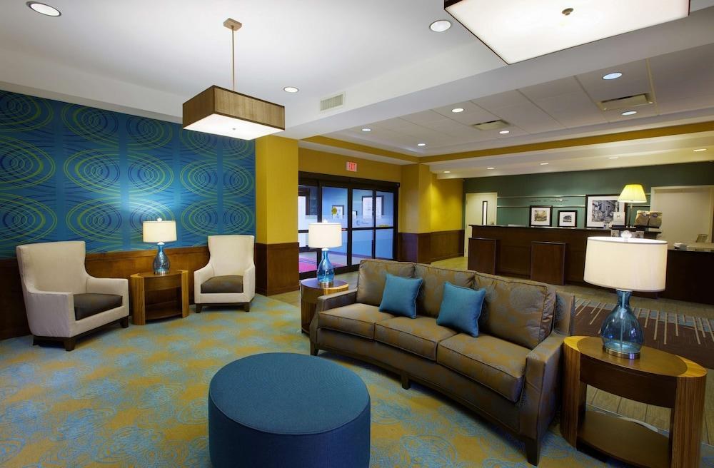 Hampton Inn & Suites Burlington, NC photo 2