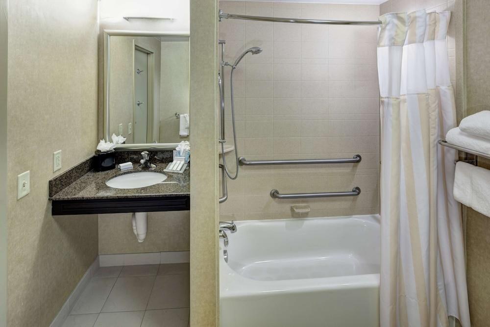 Hilton Garden Inn Silver Spring White Oak photo 4