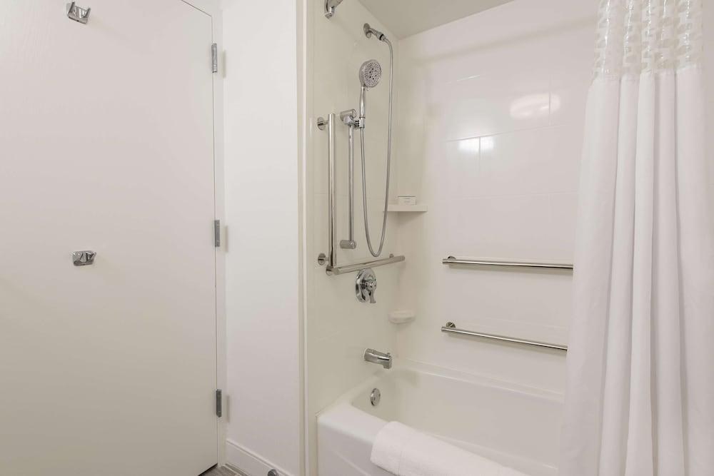 Hampton Inn Milwaukee-Northwest photo 3