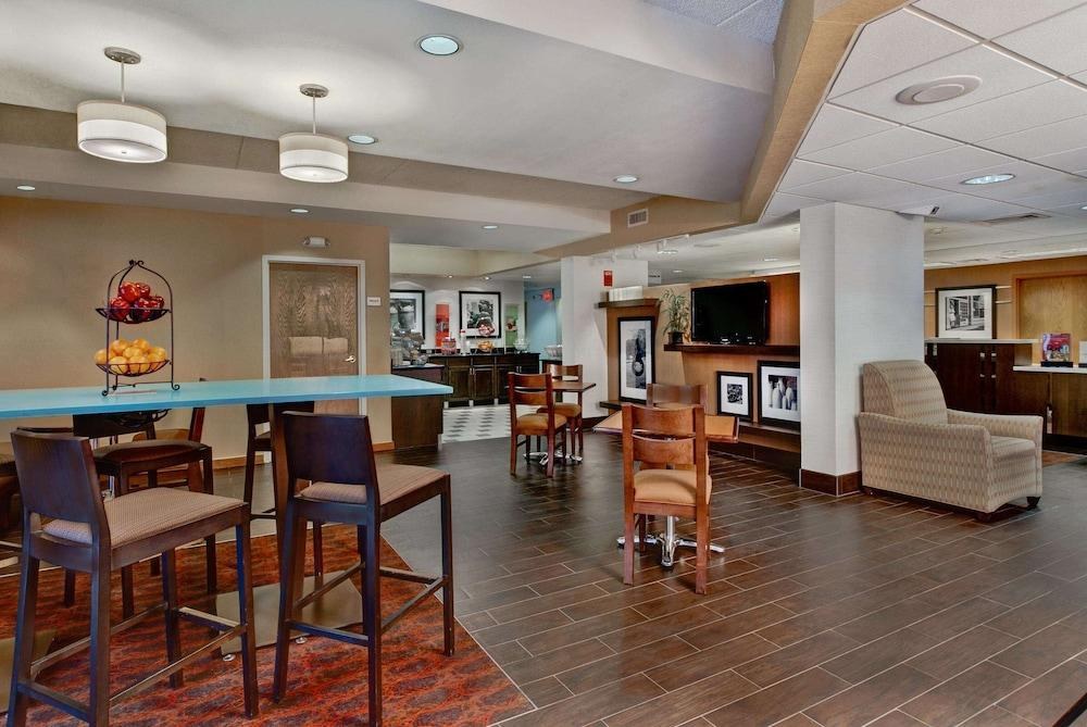 Hampton Inn Milwaukee-Northwest photo 4