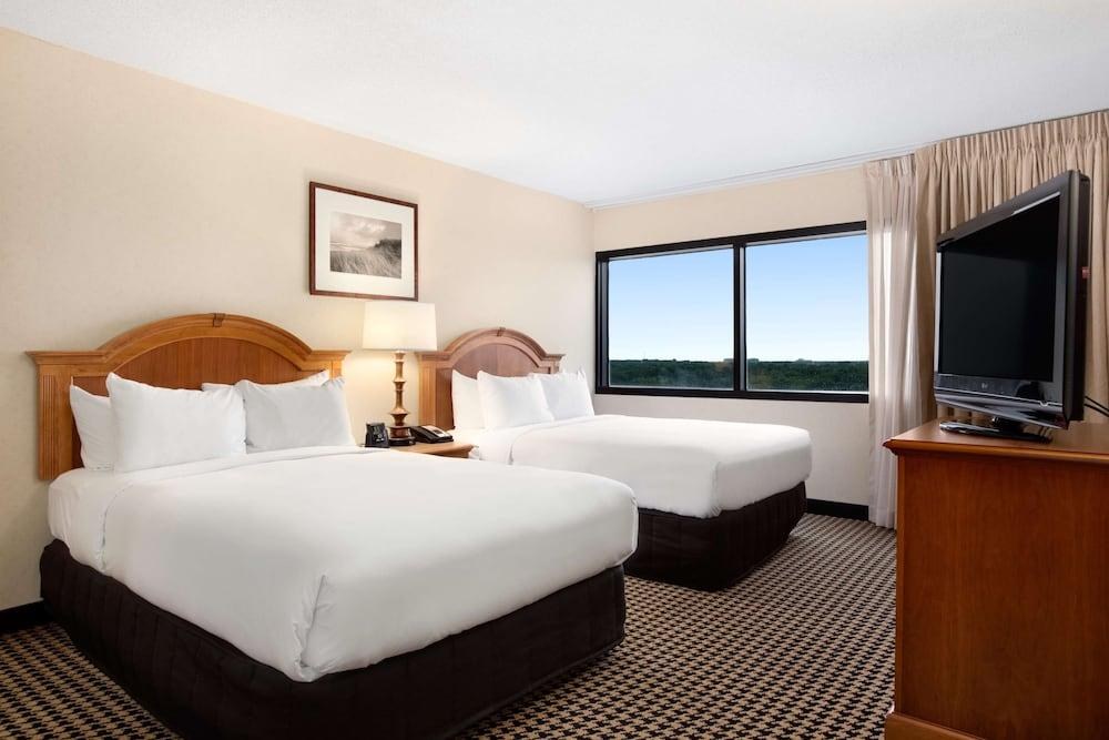 Hilton Chicago/Oak Brook Suites photo 2