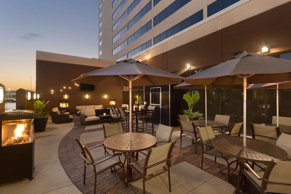 Hilton Chicago/Oak Brook Suites photo 4