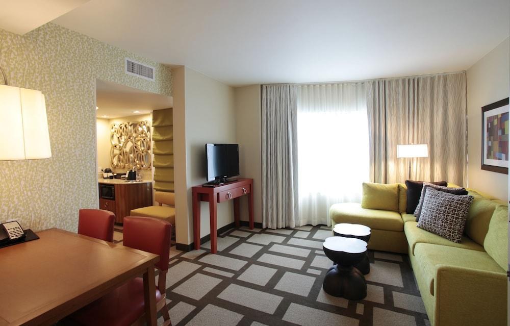 Embassy Suites by Hilton Houston Downtown photo 2