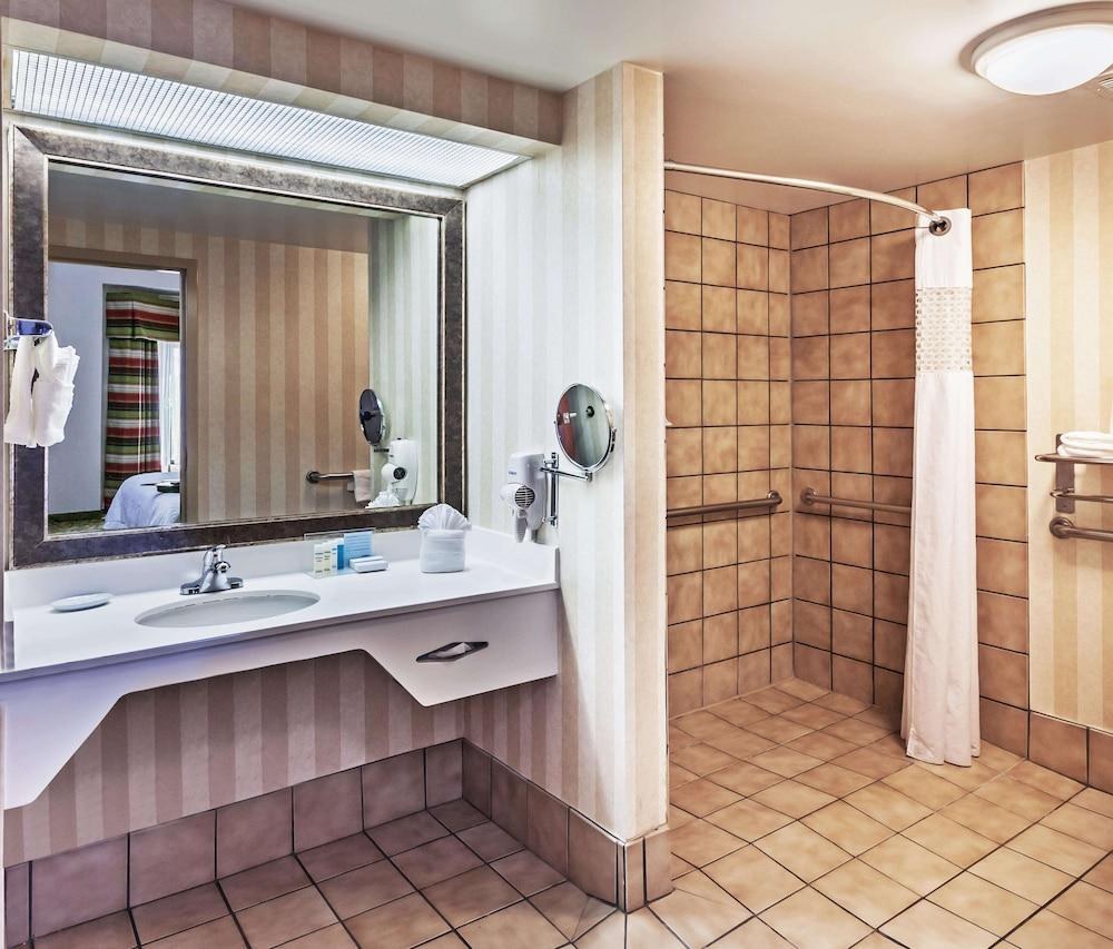 Hampton Inn & Suites Tulsa-Woodland Hills 71st-Memorial photo 2