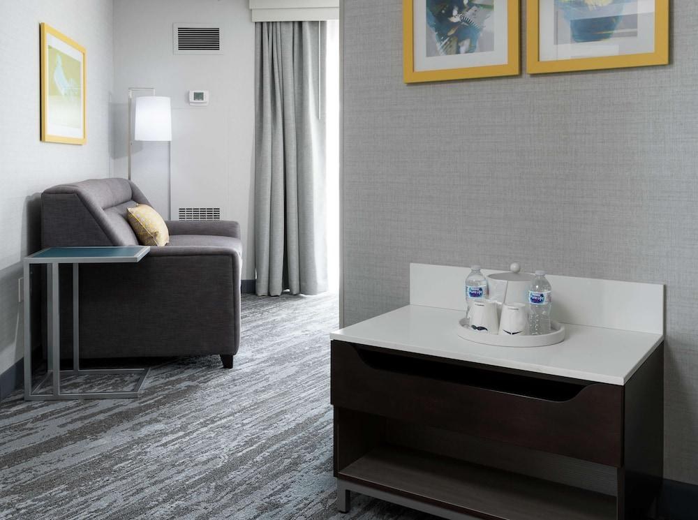 Hampton Inn & Suites Memphis-Beale Street photo 2