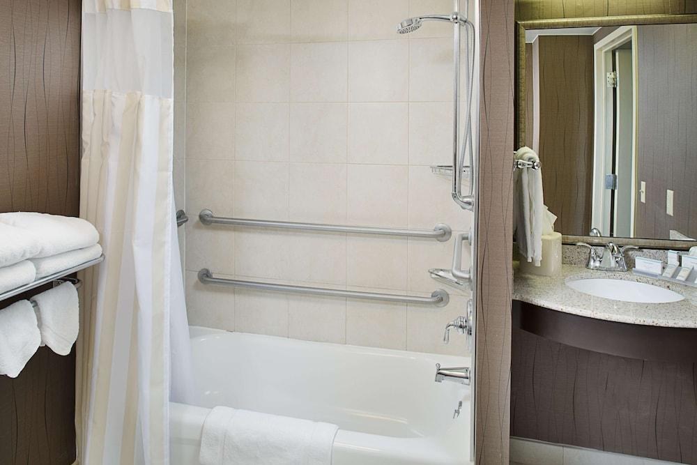 Hilton Garden Inn Hartford North/Bradley Int'l Airport photo 4