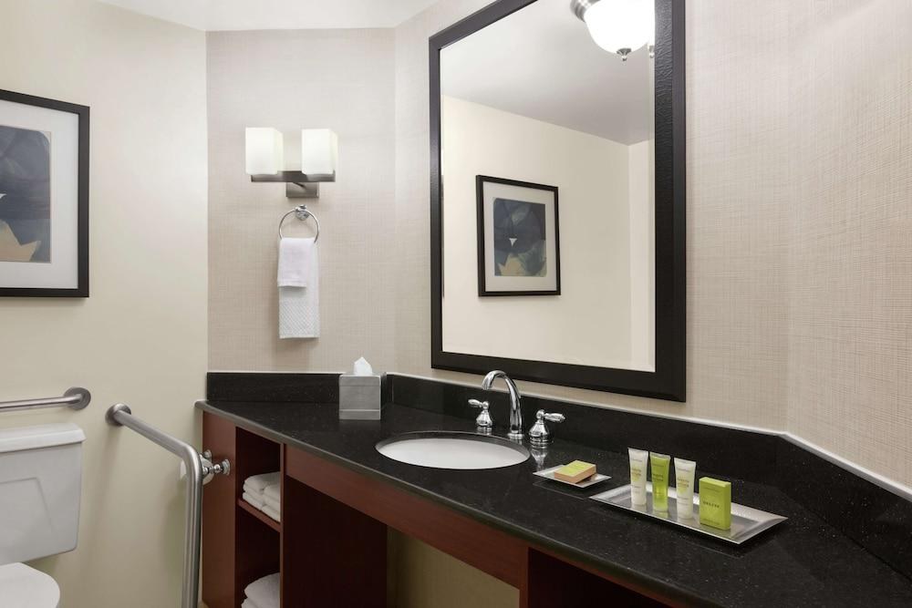 DoubleTree by Hilton South Charlotte Tyvola photo 2