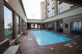 HAMPTON INN & SUITES DALLAS/COCKRELL HILL I-30 photo 2