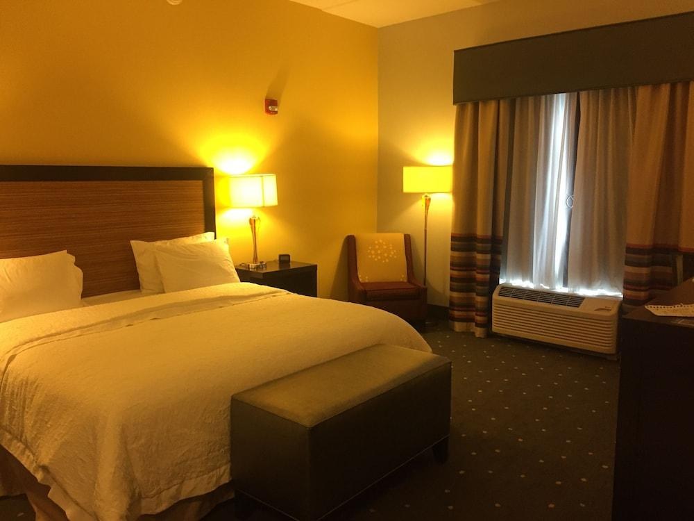 Hampton Inn & Suites Raleigh Downtown photo 1