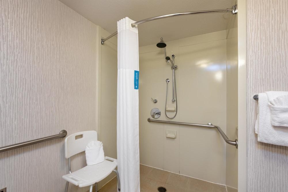 Hampton Inn & Suites Austin-Airport photo 2