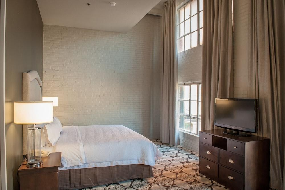 Hampton Inn & Suites New Orleans-Convention Center photo 2