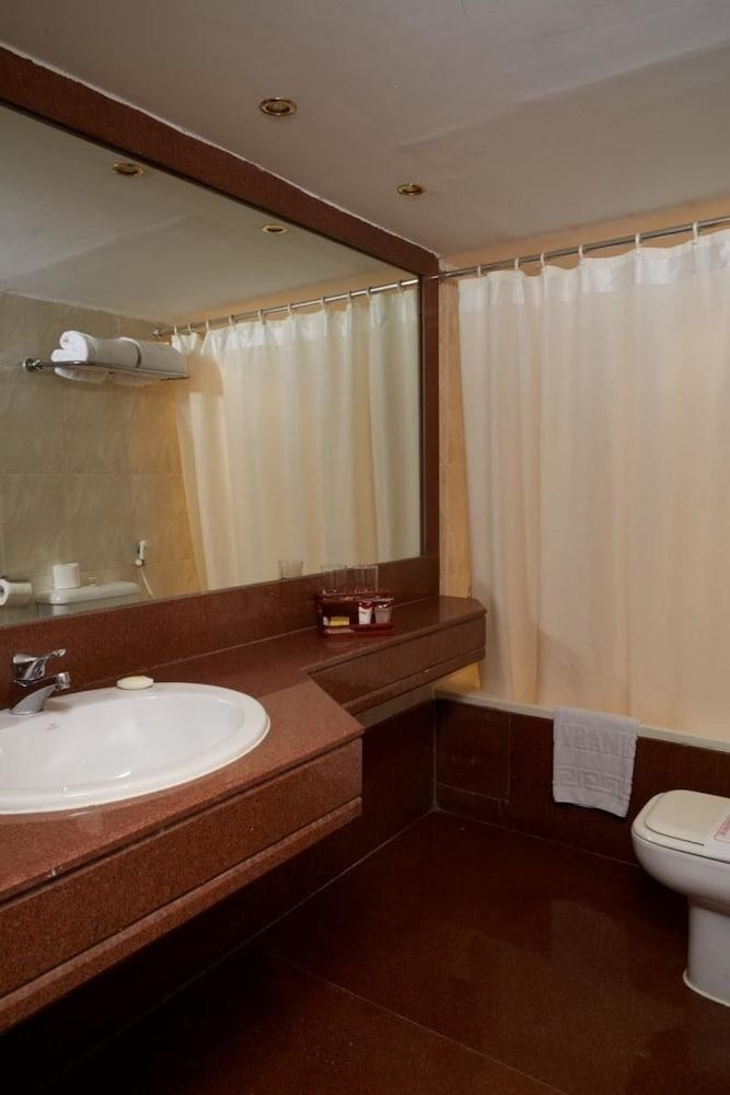PYRAMISA SUITES H. & CASINO photo 2