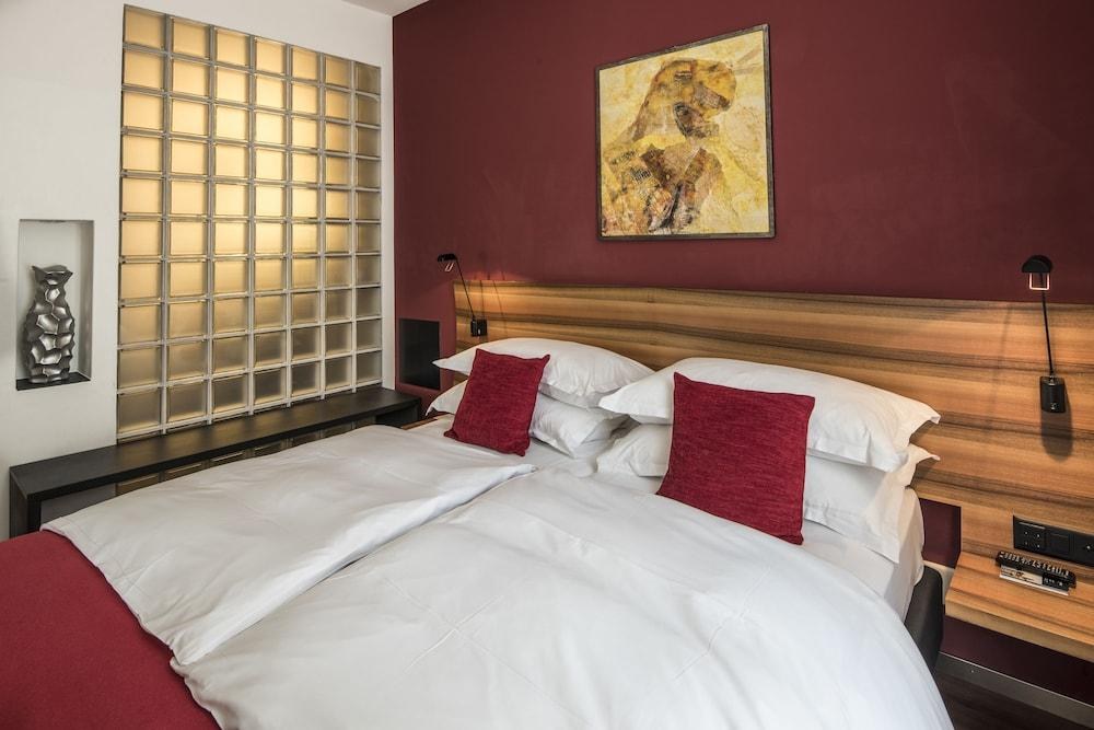 THE CENTRAL PLAZA HOTEL photo 2