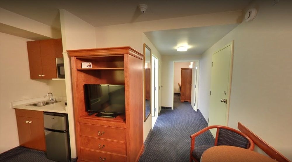 DAYS INN & SUITES BY THE FALLS