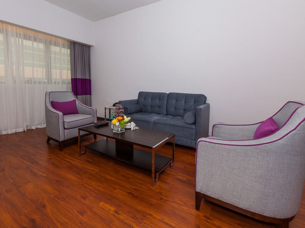 Howard Johnson Plaza by Wyndham Dubai Deira photo 2