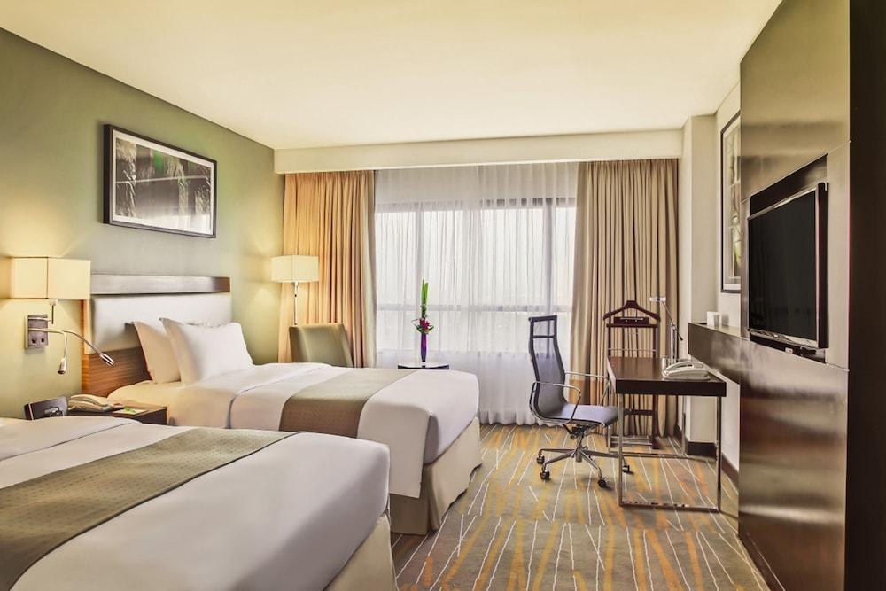 HOLIDAY INN AND SUITES MAKATI photo 2
