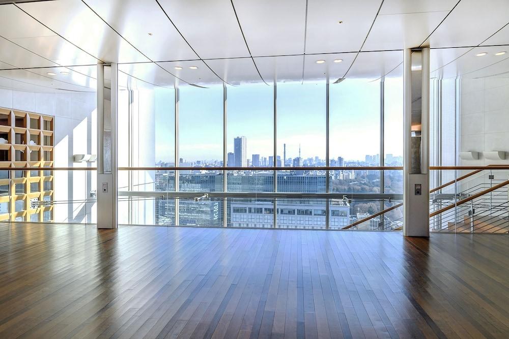 CENTURY SOUTHERN TOWER photo 2