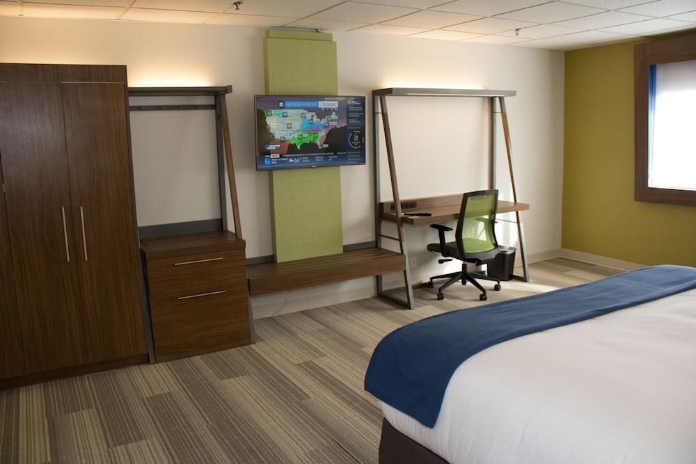 HOLIDAY INN EXPRESS DOWNTOWN photo 2