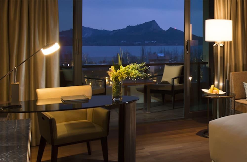 Hilton Wuhan Optics Valley photo 3