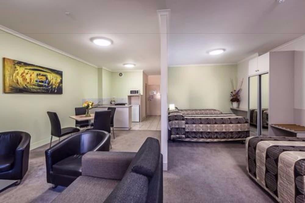 COMFORT INN & SUITES GOODEARTH PERTH photo 2