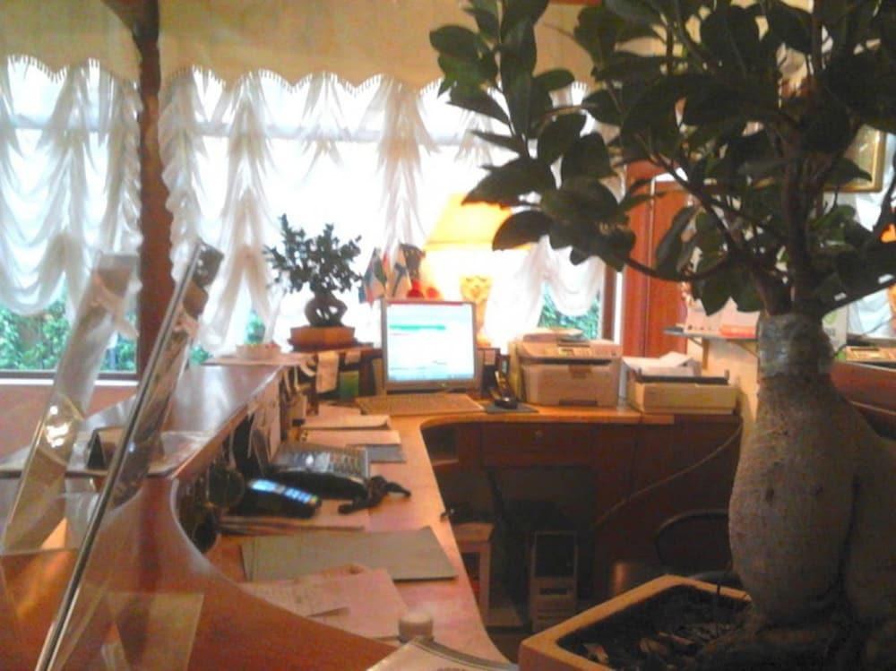 GREEN PARK HOTEL photo 2