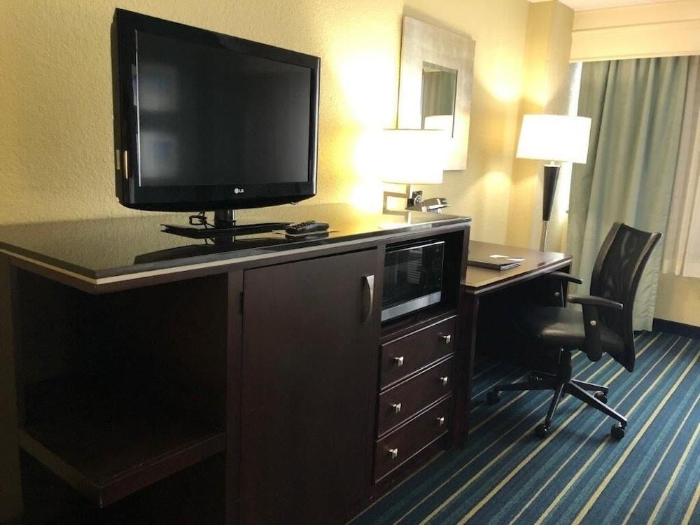CROWNE PLAZA photo 3