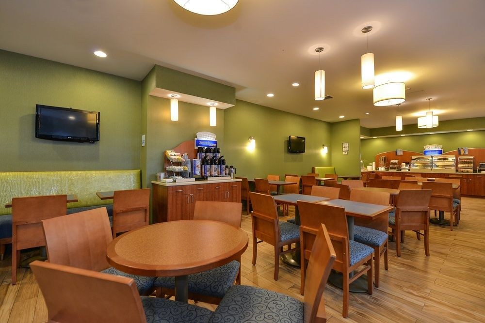 HOLIDAY INN EXPRESS MIDTOWN WEST