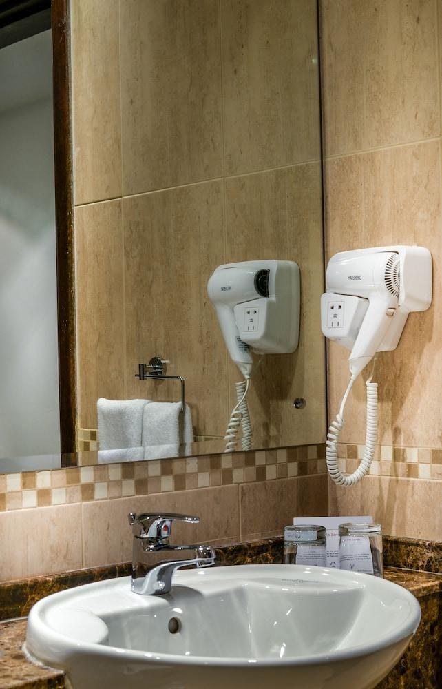 FIRST CENTRAL HOTEL SUITES photo 3