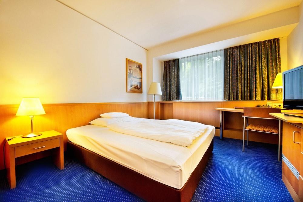 HOTEL AND PALAIS STRUDLHOF photo 2