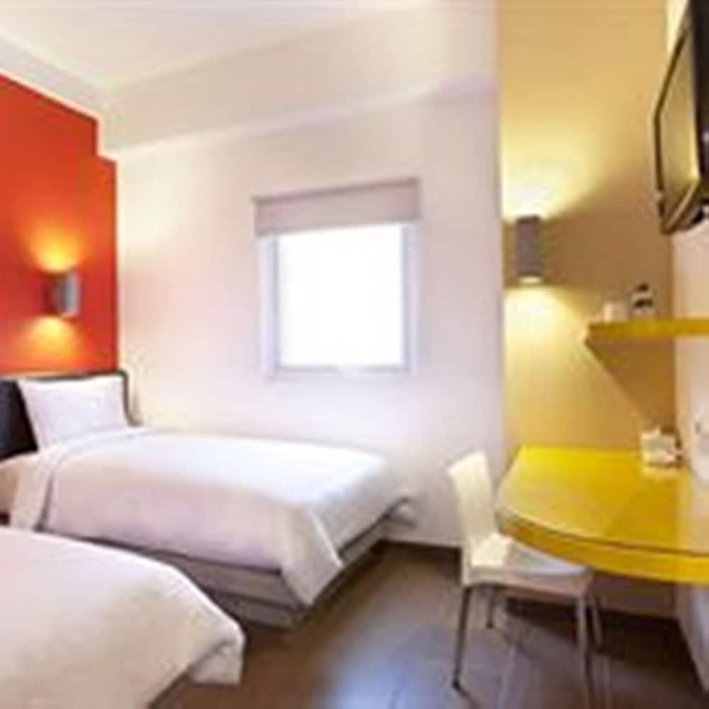 Amaris Hotel Cihampelas Bandung photo 1