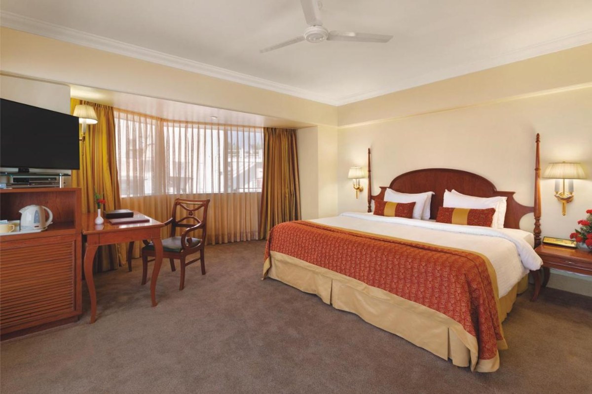 Ramada Plaza by Wyndham Palm Grove photo 2