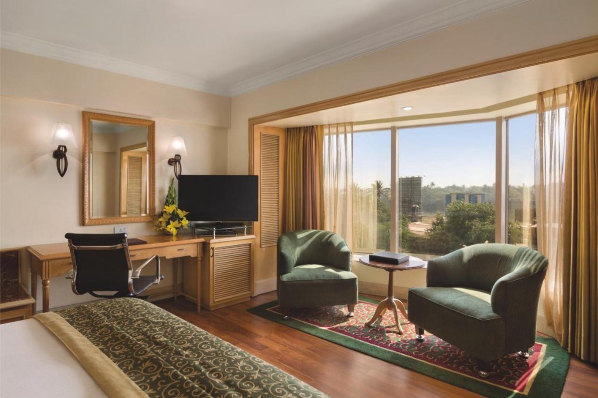 Ramada Plaza by Wyndham Palm Grove photo 3
