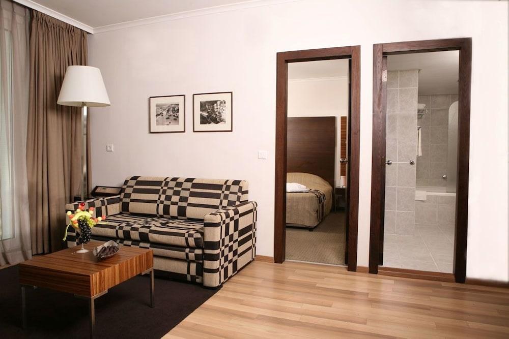 CROWNE PLAZA photo 3