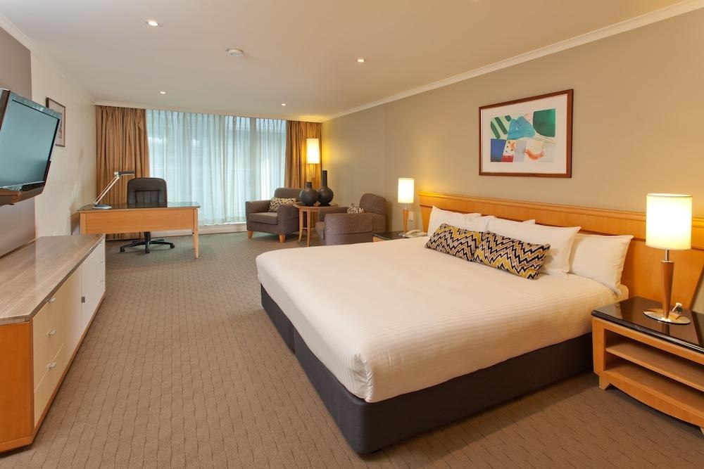 RADISSON HOTEL & SUITES photo 3