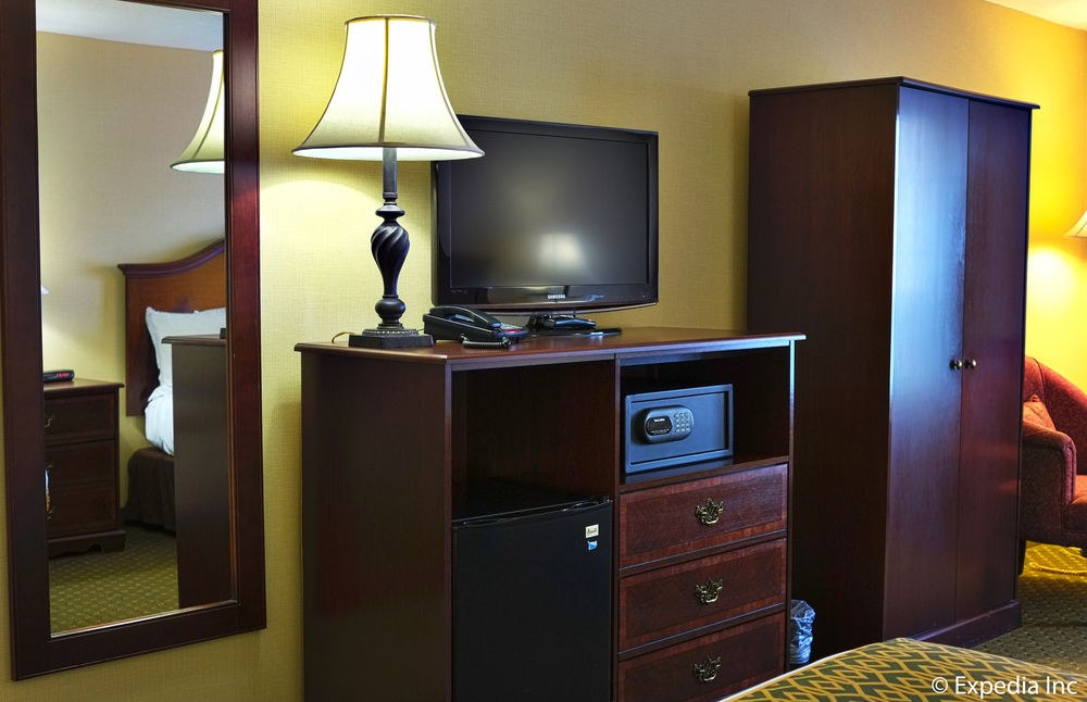 CAMELOT INN AND SUITES photo 1