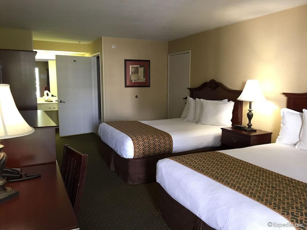 CAMELOT INN AND SUITES photo 2