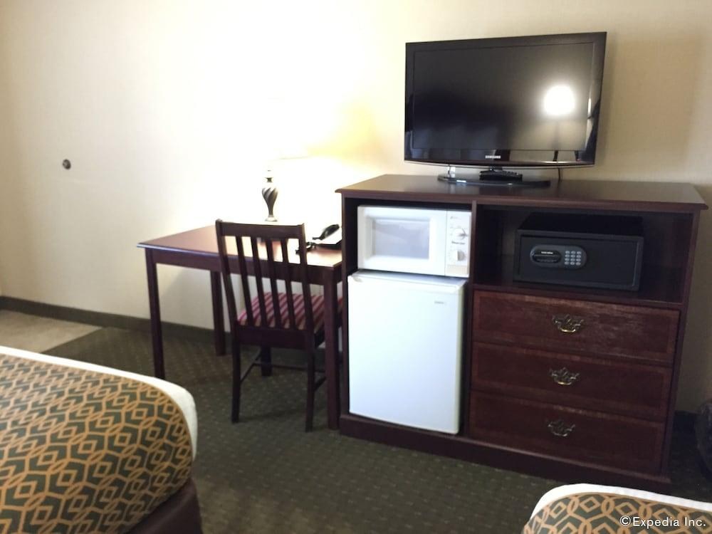 CAMELOT INN AND SUITES photo 4