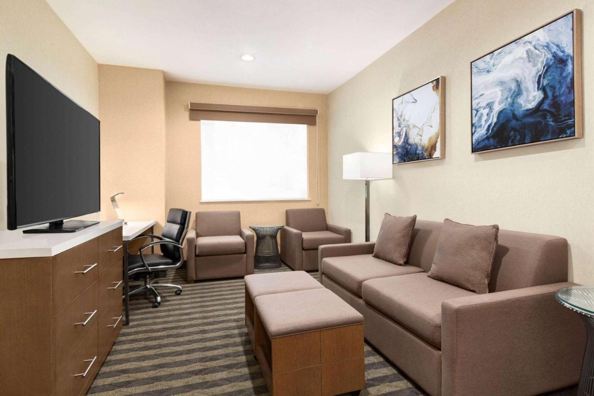 Wyndham Anaheim photo 2