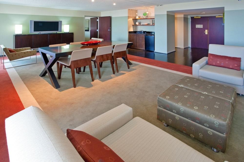CROWNE PLAZA CHICAGO WEST LOOP photo 2