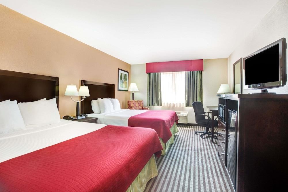 Baymont Inn and Suites Dallas Love Field photo 2